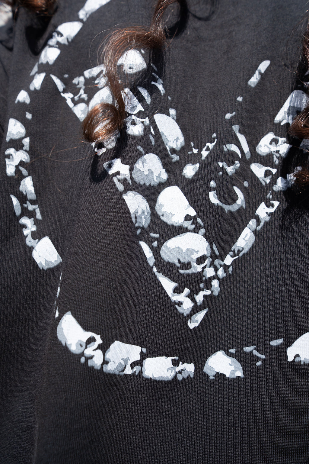 SKULL LOGO SHIRT.