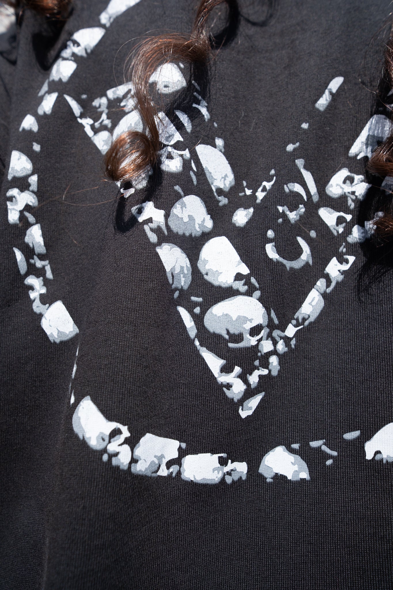 SKULL LOGO SHIRT.