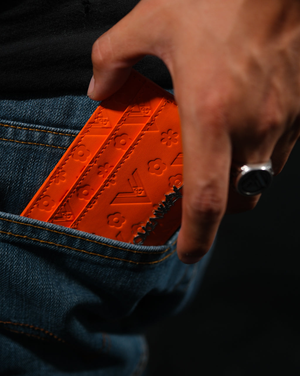 DAILY FLORAL CARDHOLDER.