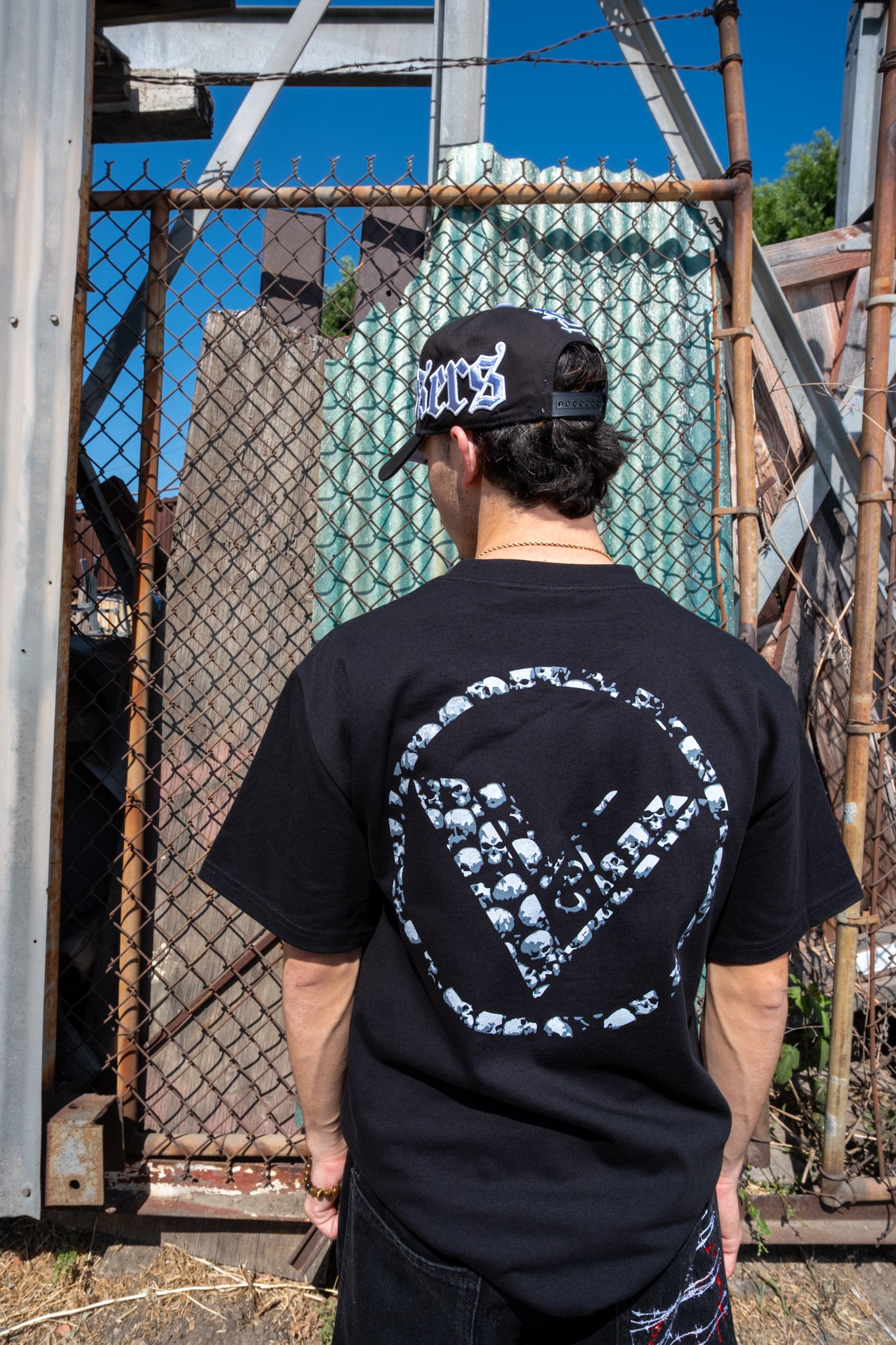 SKULL LOGO SHIRT.